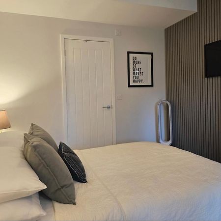 Stylish, Business Traveller Friendly Apartment, With Free Parking And Netflix Farnborough  Eksteriør billede
