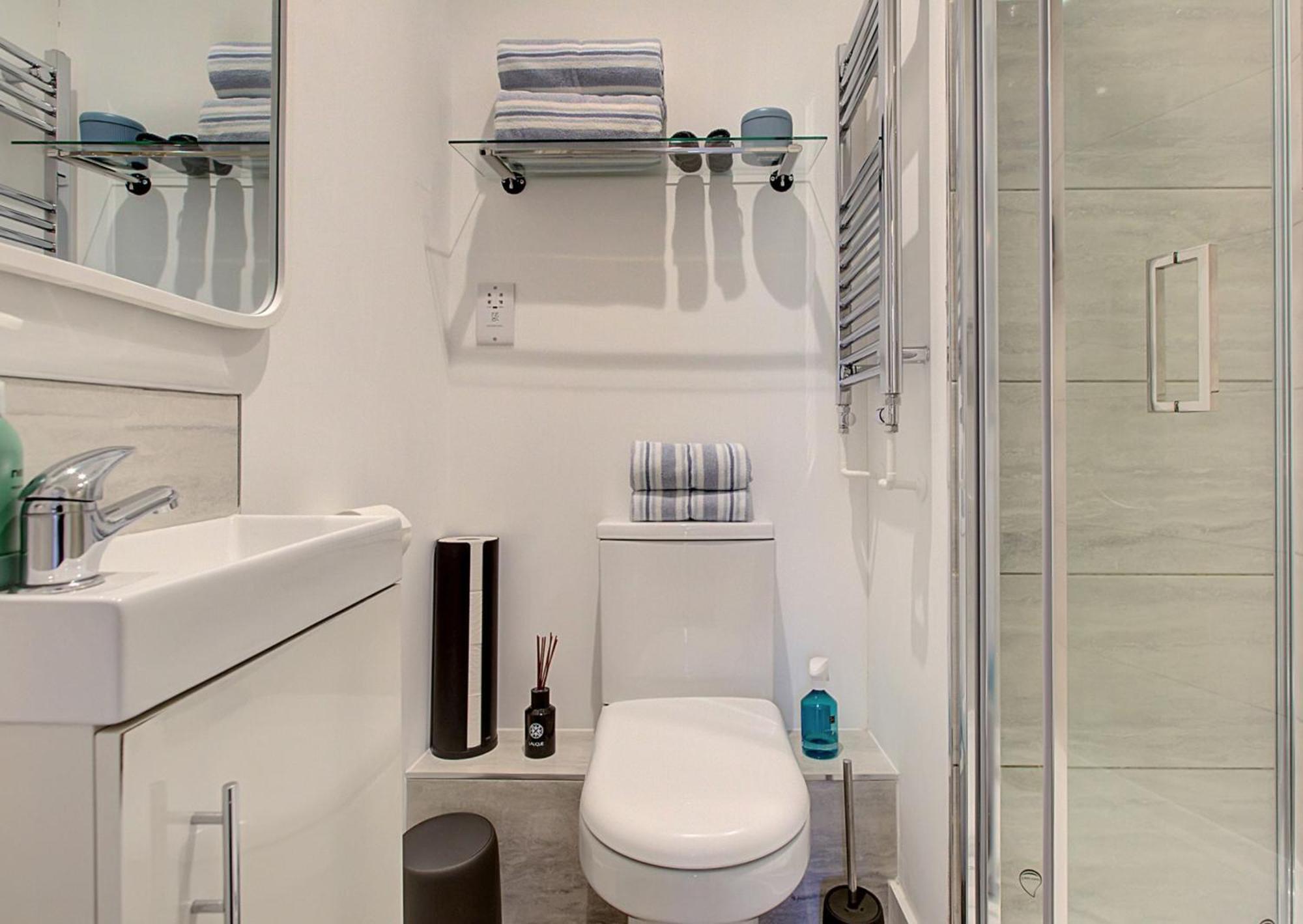Stylish, Business Traveller Friendly Apartment, With Free Parking And Netflix Farnborough  Eksteriør billede