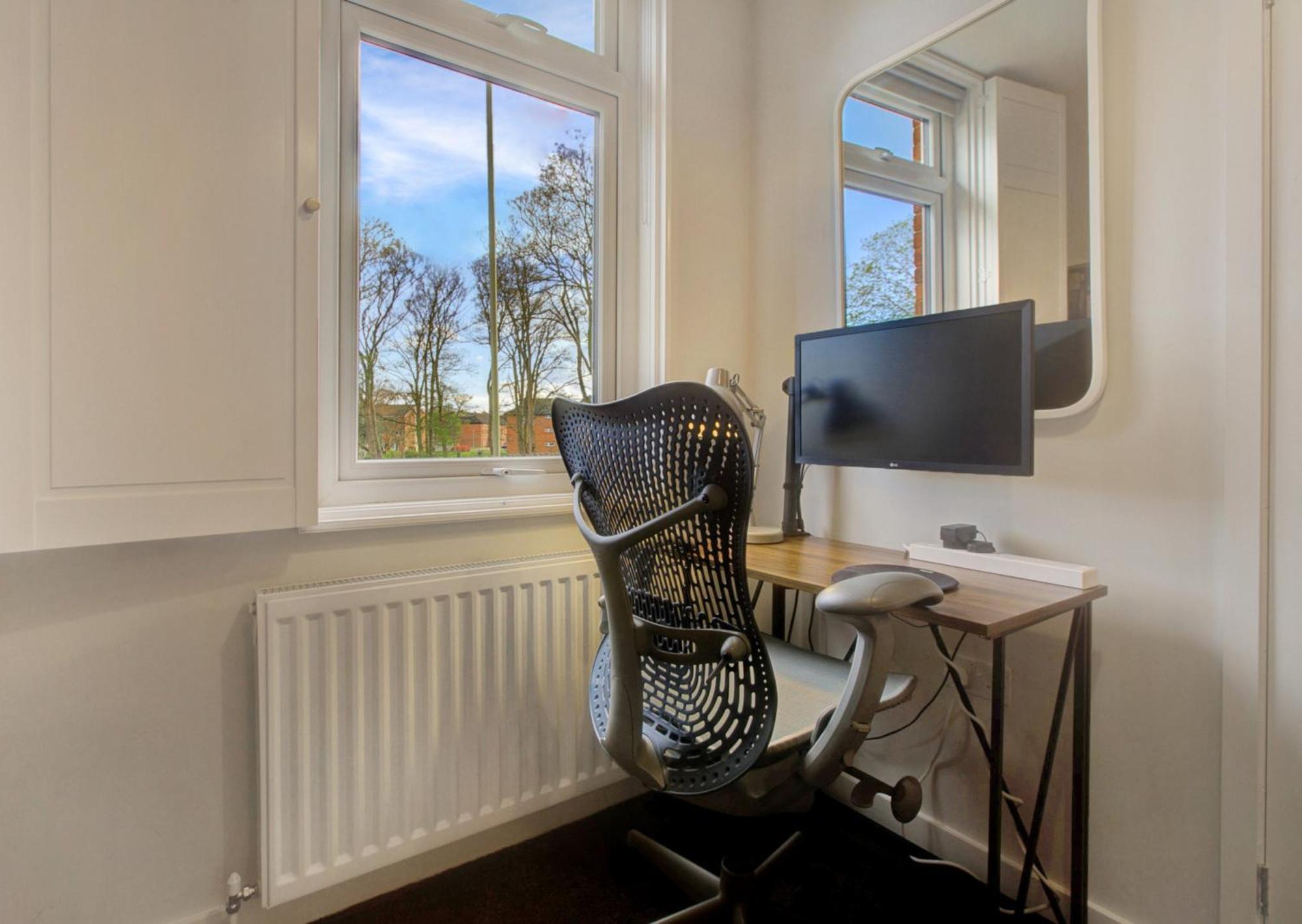 Stylish, Business Traveller Friendly Apartment, With Free Parking And Netflix Farnborough  Eksteriør billede
