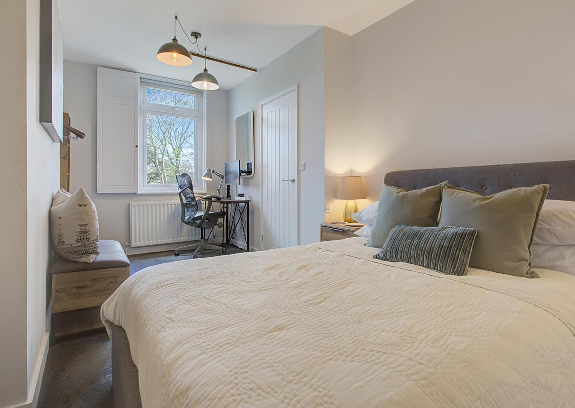 Stylish, Business Traveller Friendly Apartment, With Free Parking And Netflix Farnborough  Eksteriør billede